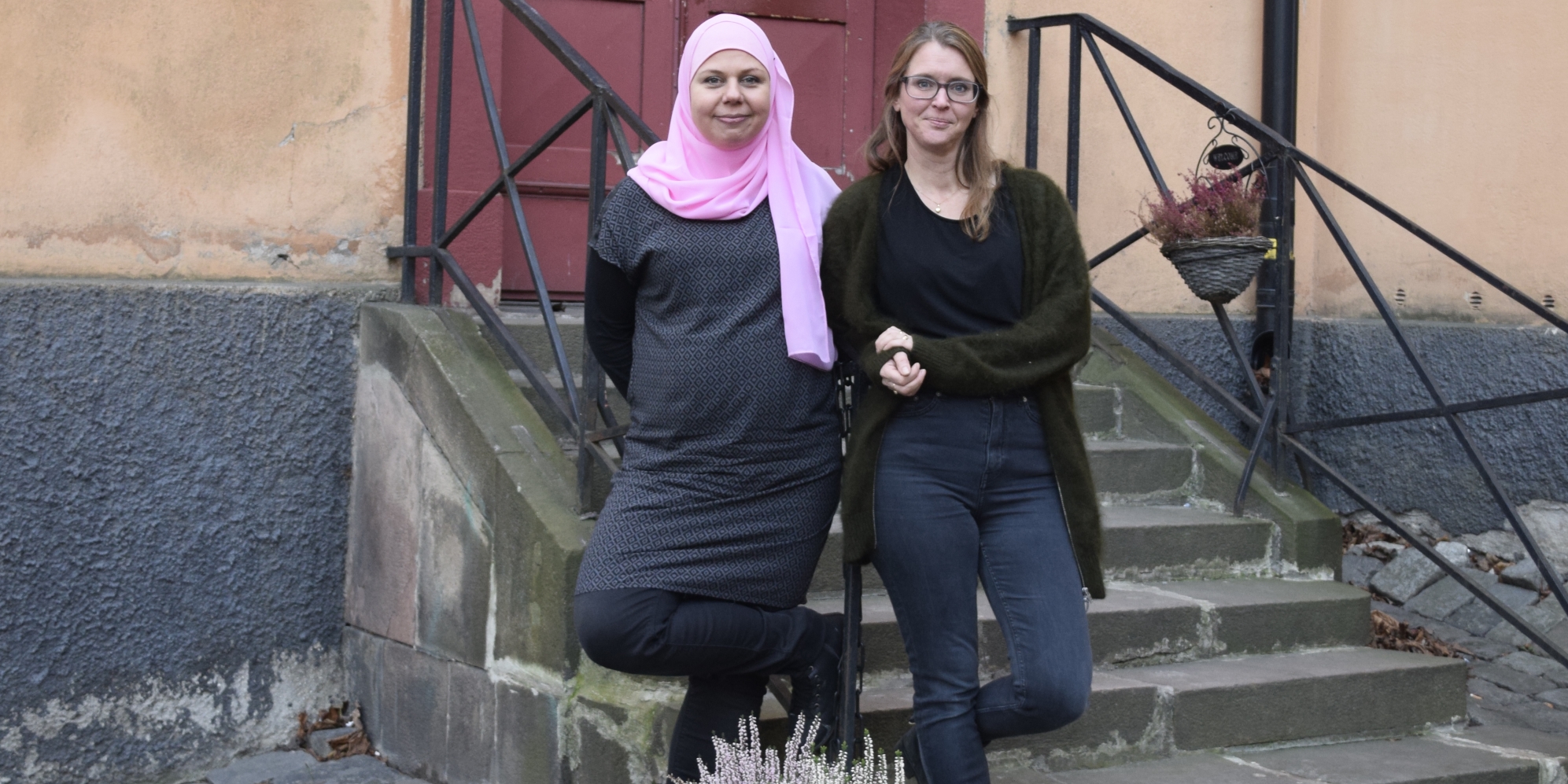 Susanne Svensson och Pernilla Parding utanför Stockholms Stadsmissions verksamhet