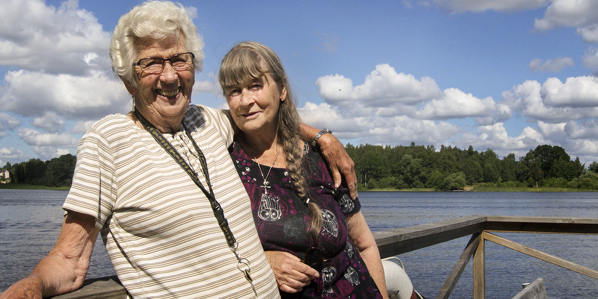Äldre på bryggan vid sjön