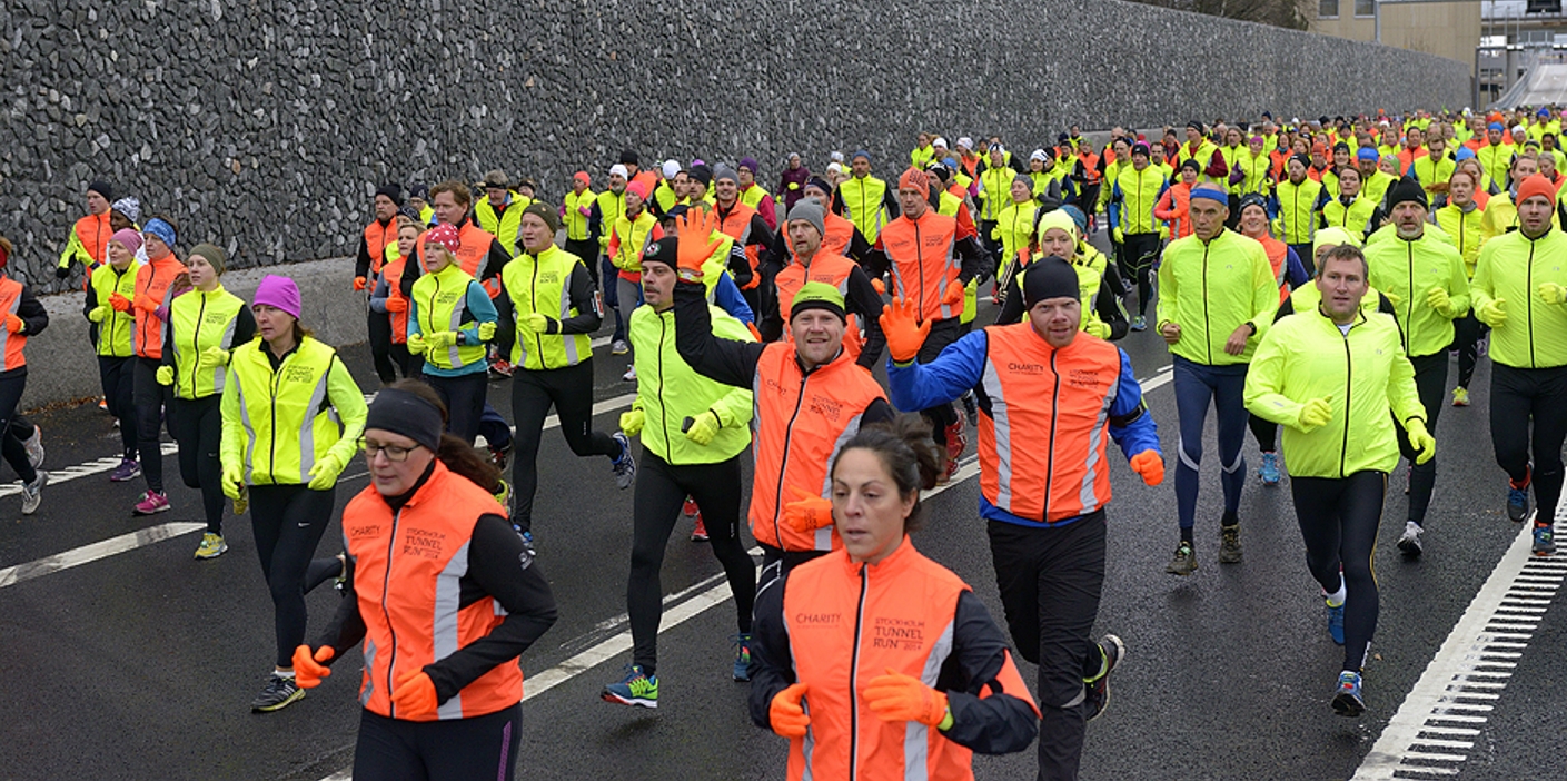Fotograf: Eddie Granlund Löpare i orangea och gula västar vinkar mot kameran