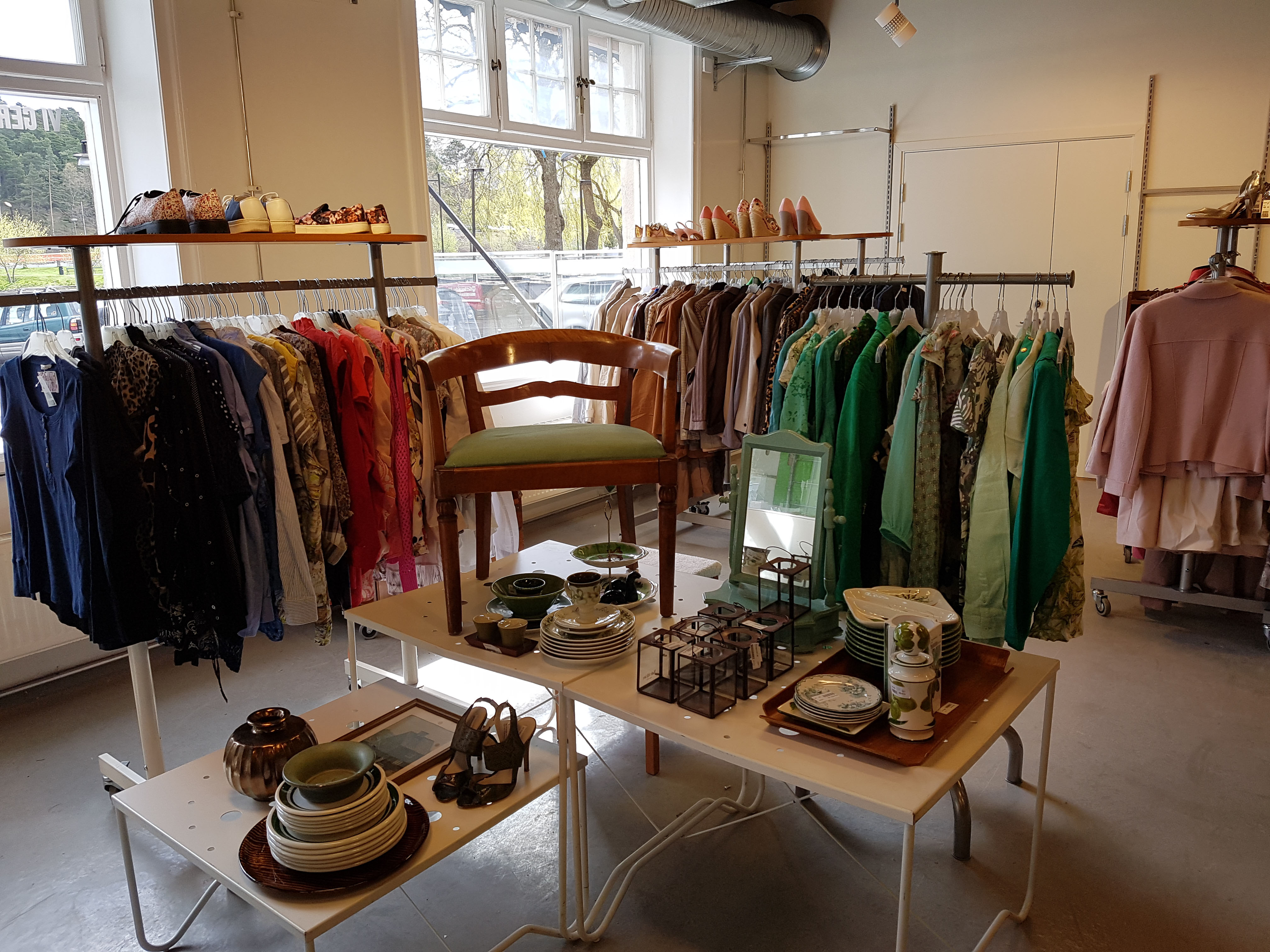 Second hand-butiken i Södertälje översiktbild i butik