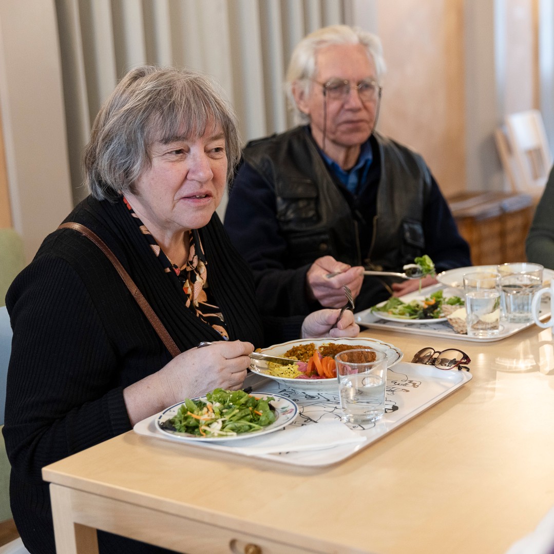 Två gäster äter lunch på Mötesplats Mariatorget.