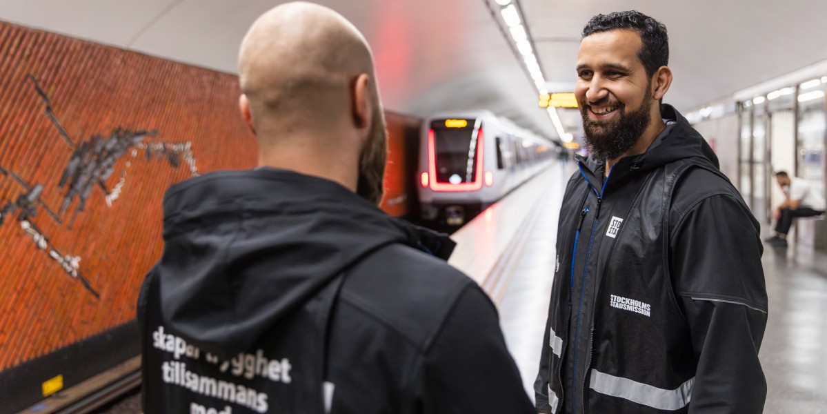 Bild på Stockholms Stadsmissions uppsökare i tunnelbanan.