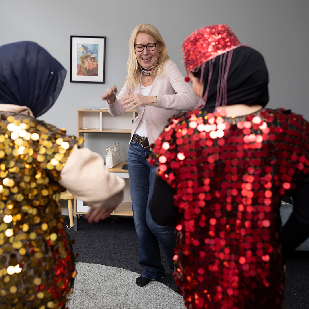 Volontären Marit dansar gärna med ungdomarna.