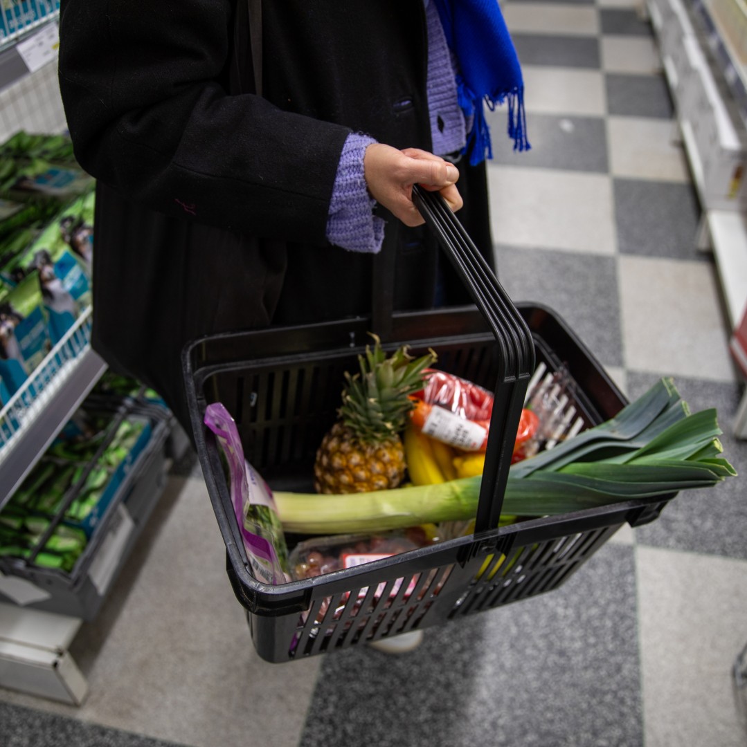 En kundkorg med mat i en Matmissionen-butik.