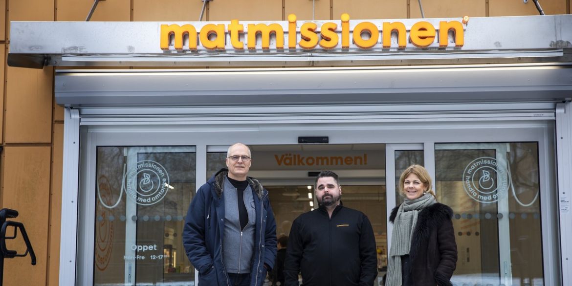 Jörgen Friman, Johan Rindevall och Karin Brynell utanför Matmissionen Hallunda Centrum. Foto Anna Z Ek.