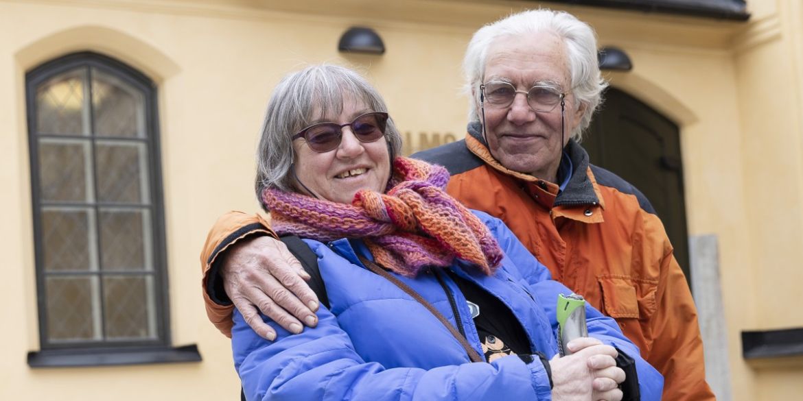 Guy och Agneta sitter på bänken utanför mötesplats Mariatorget.