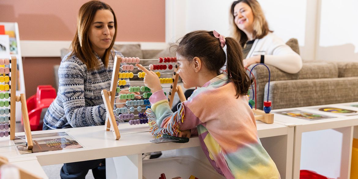 En deltagare tillsammans med sin dotter på en av Stockholms Stadsmissions mötesplats i Hässelby.