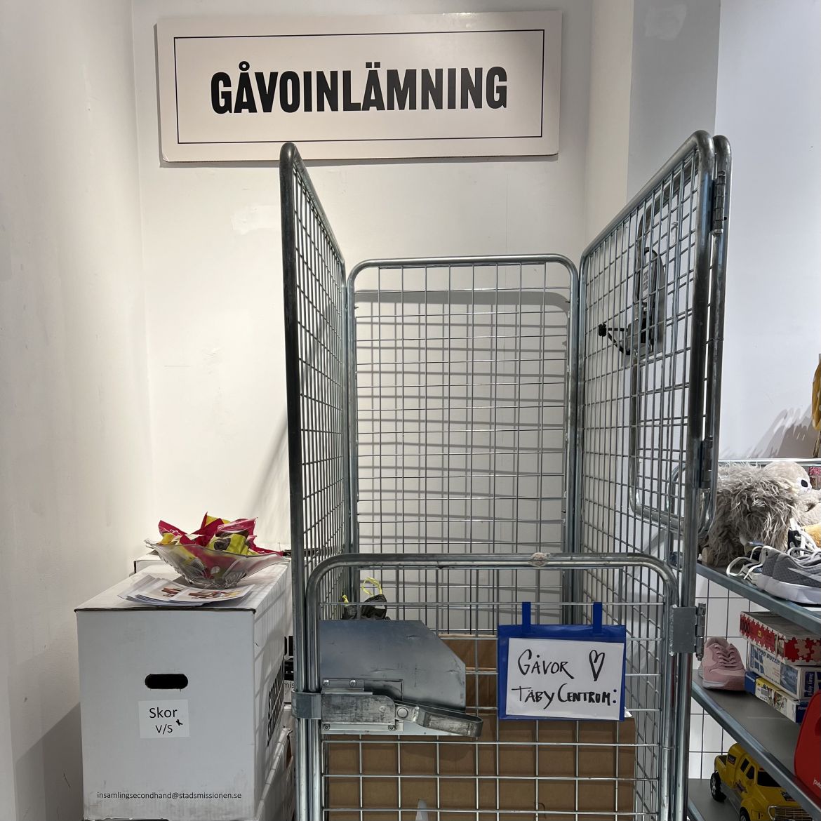 Plats för gåvoinlämning i Stockholms Stadsmissions second hand-butik i Täby.