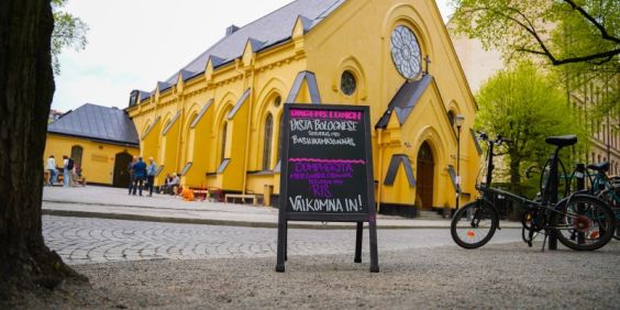 Lunchskylt utanför Mötesplats Mariatorget