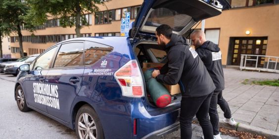 Stockholms Stadsmission uppsökare packar en bil. Foto: Jenny Lagerqvist.