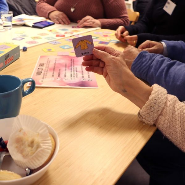 Deltagare på språkcafé på en mötesplats.