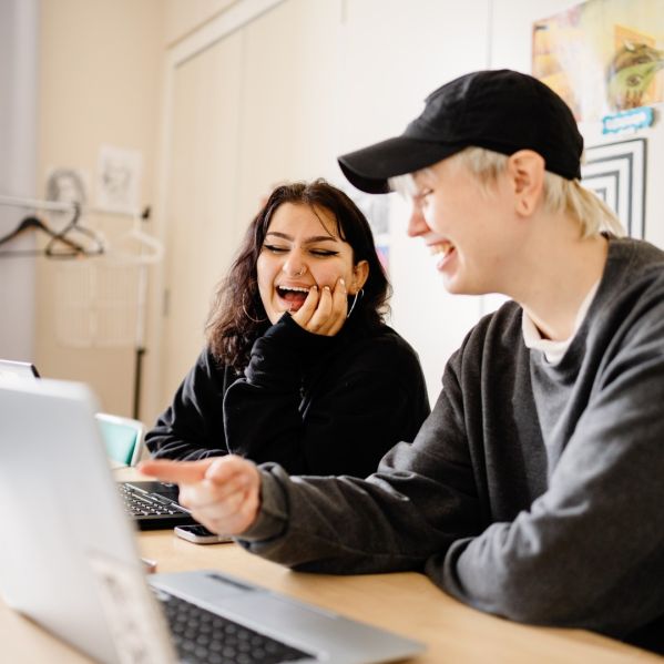 Deltagare på Folkhögskolan diskuterar.