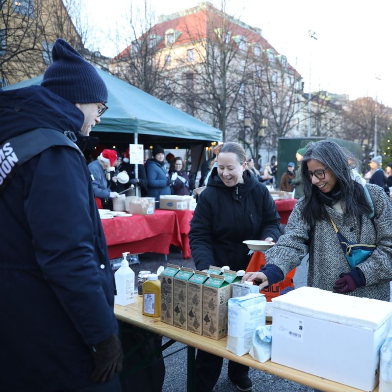 I matkön under Stockholms Stadsmissions jullunch 2023.