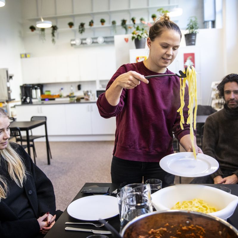 3 personer sitter och äter