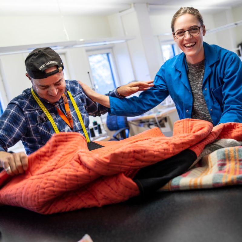 Vi erbjuder arbetsträning på bland annat vår produktionsenhet som jobbar med  upcycling av kläder.