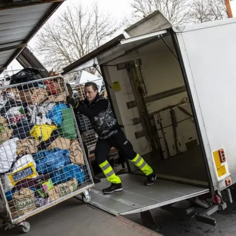 man tömmer en pall i en lastbil