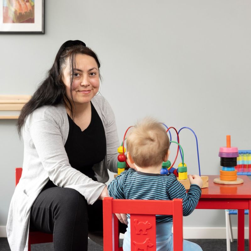 Mamma med sitt barn på en av våra mötesplatser.