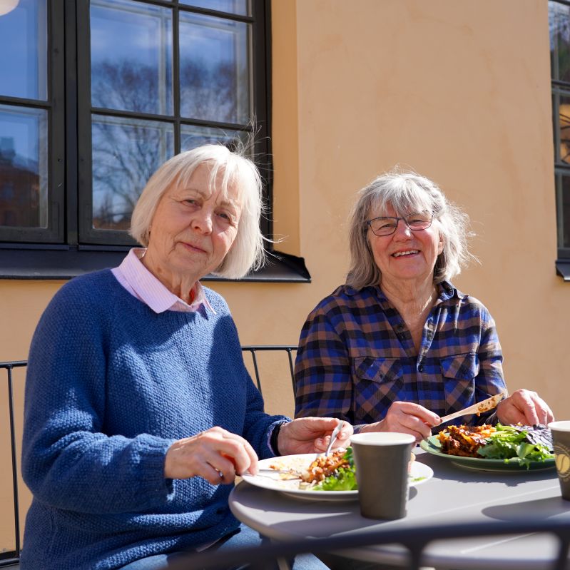 2 personer på uteserveringen