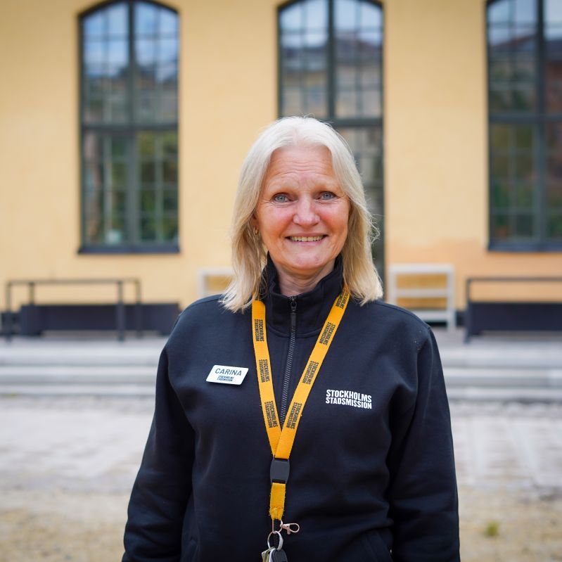 carina utanför mötesplats mariatorget