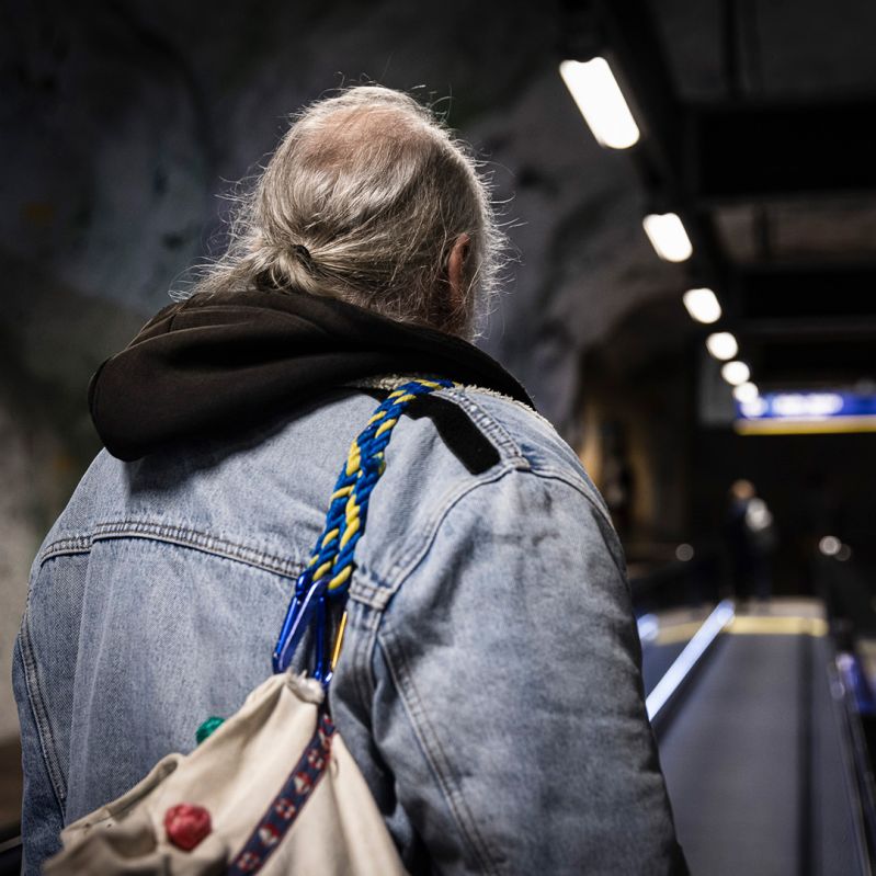 Man bakifrån i tunnelbanan.