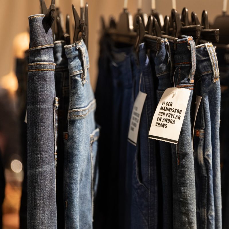 Jeans på galgar i en av Stockholms Stadsmissions second hand-butiker.