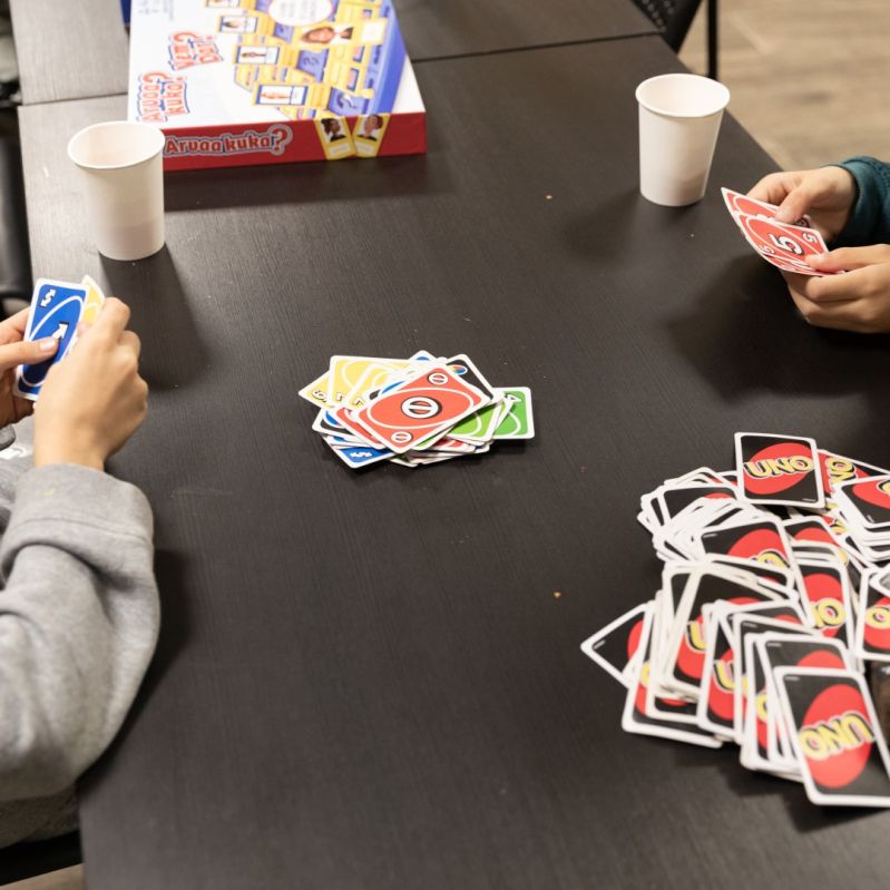 Två ungdomar spelar kort på mötesplatsen i Vårberg.