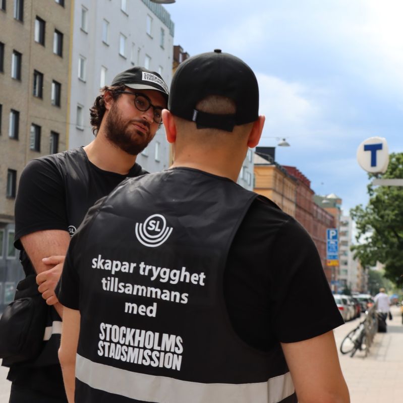 Stockholms Stadsmissions uppsökrteam i närheten av en tunnelbanestation.