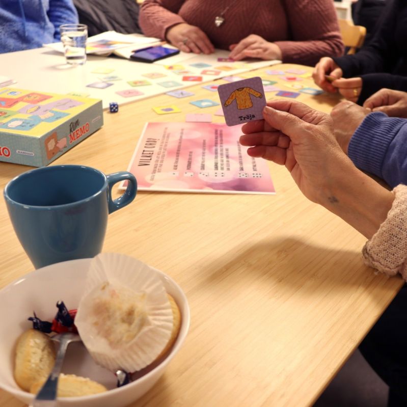 Bild på deltagare som spelar spel på en av Stockholms Stadsmissions mötesplatser.